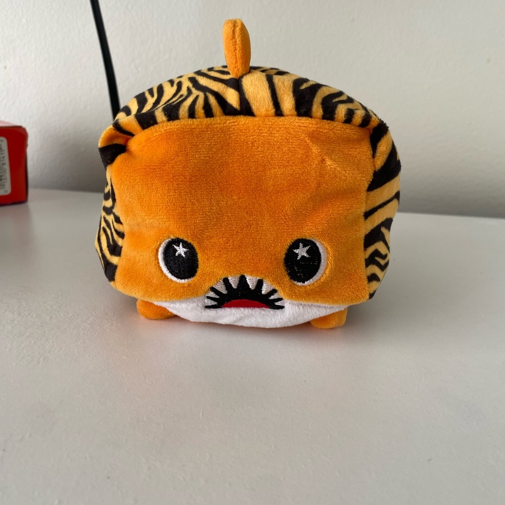 Reversible baby shark toy